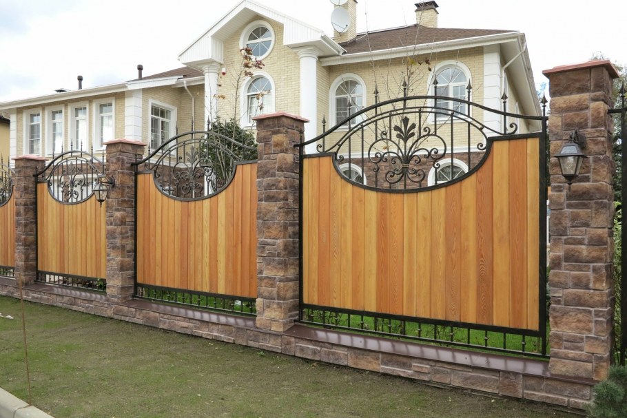 Красивый деревянный забор