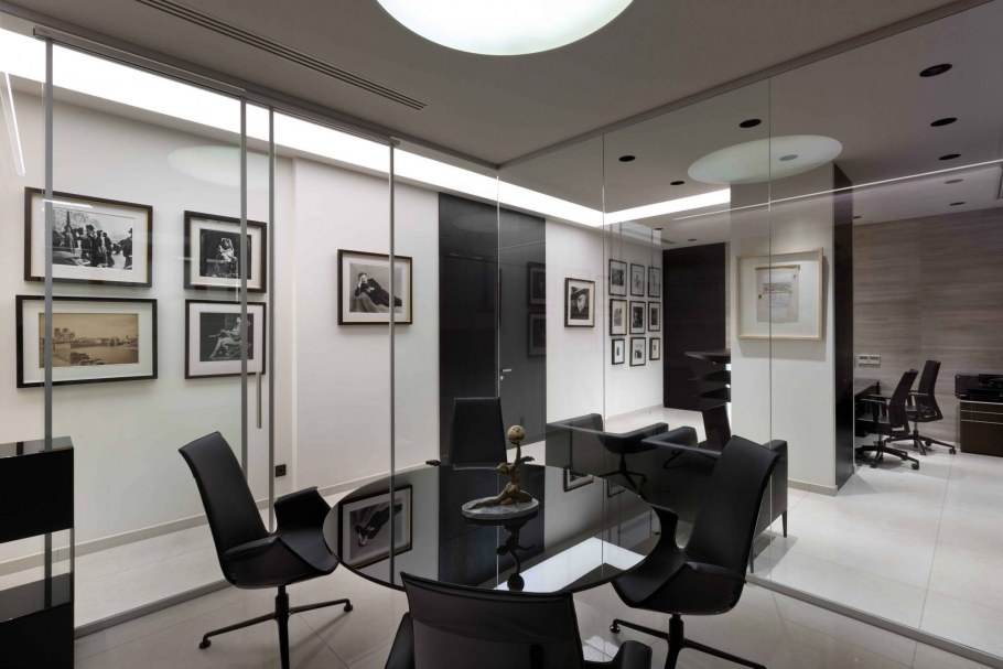 Темный интерьер офиса