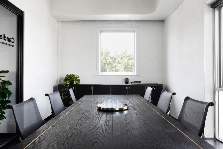 Черно белый офис лофт