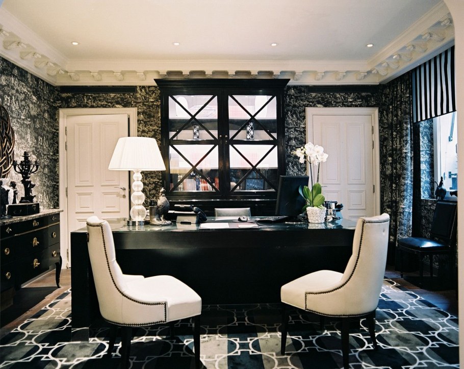 Офис в черно белом стиле