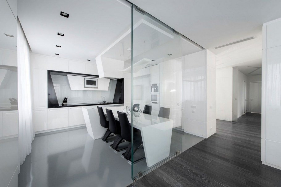 Офис с черными стенами