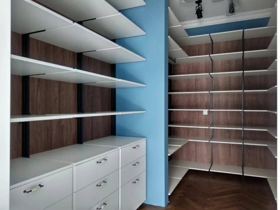 Проект небольшой гардеробной комнаты