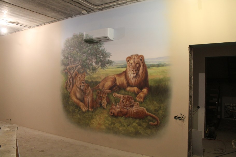 Лев аэрография на стене