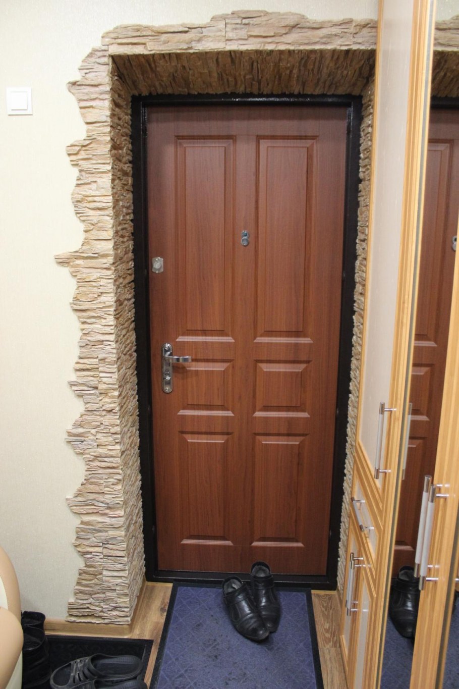 Отделка дверного проема декоративным камнем