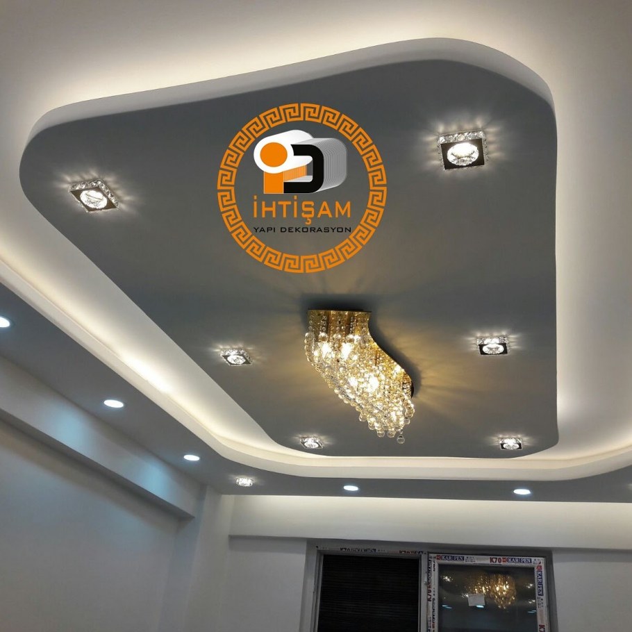 Фигурный потолок из гипсокартона для зала