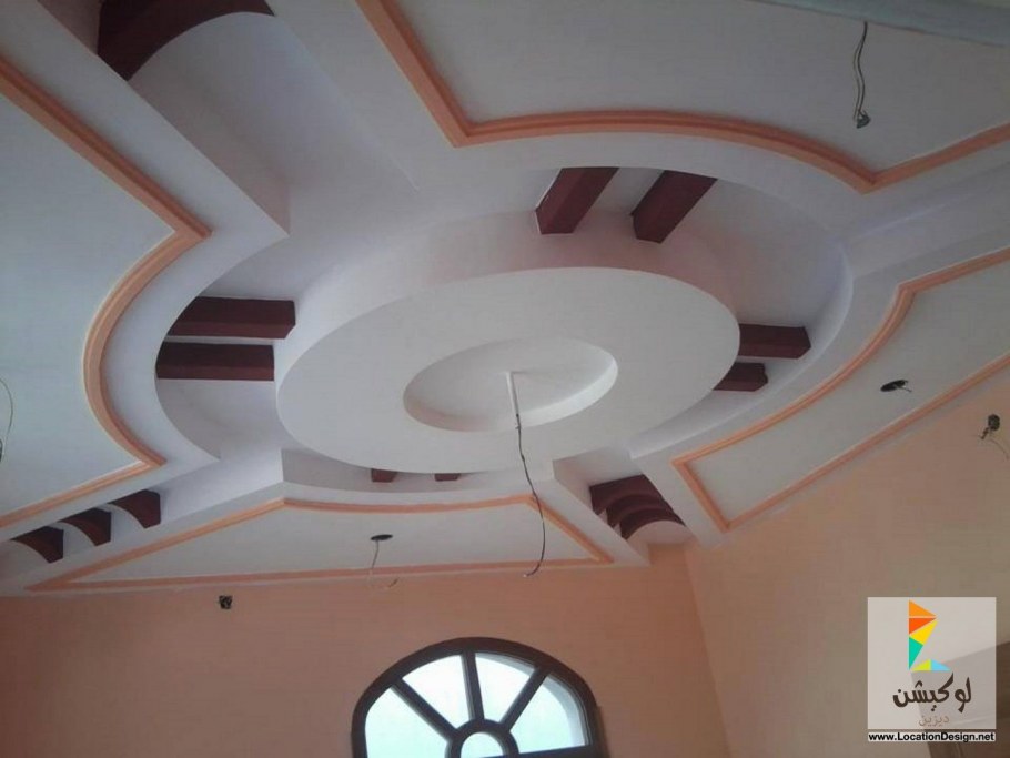 Фигурный потолок лестница