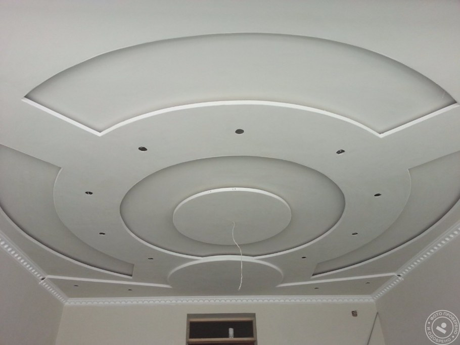 Фигурный потолок из гипсокартона классика