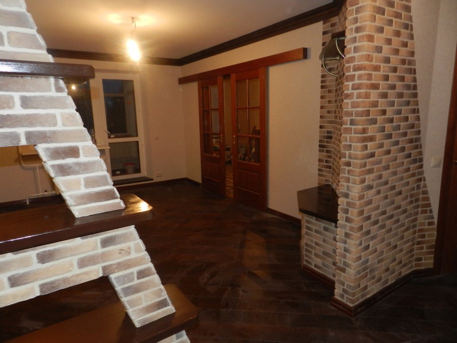 Отделка кирпичиками декоративная в студии