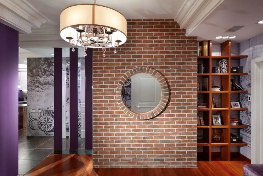 Полки на кирпичной стене в гостиной