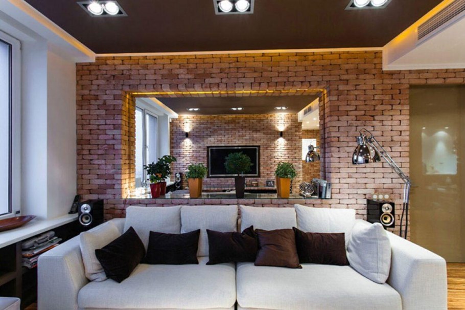 Телевизор на кирпичной стене