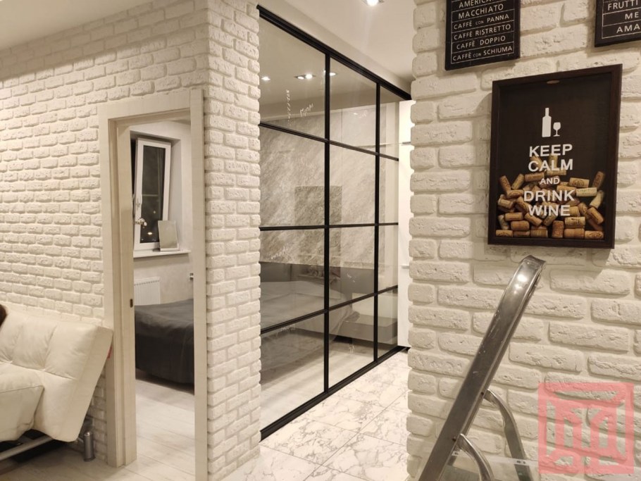 Кирпичный угол в интерьере