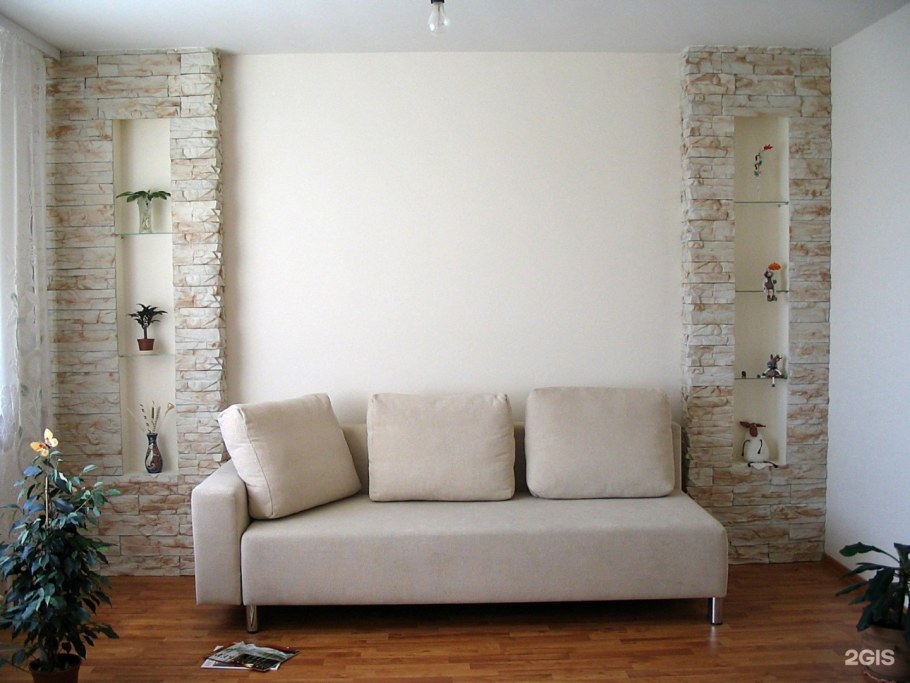 Декоративный кирпич в прихожей