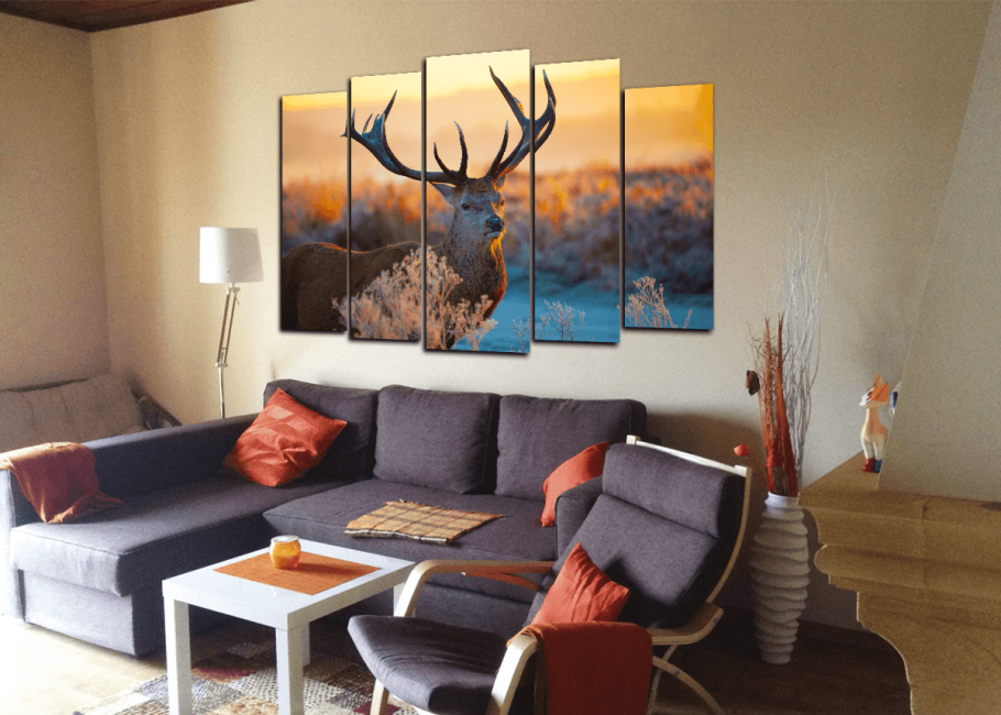 Постеры в интерьере гостиной над диваном