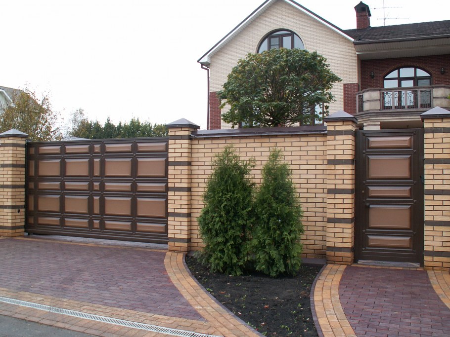 Стильный забор из кирпича