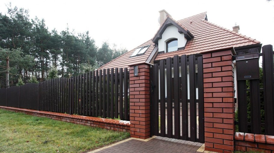 Красивые фасады заборов