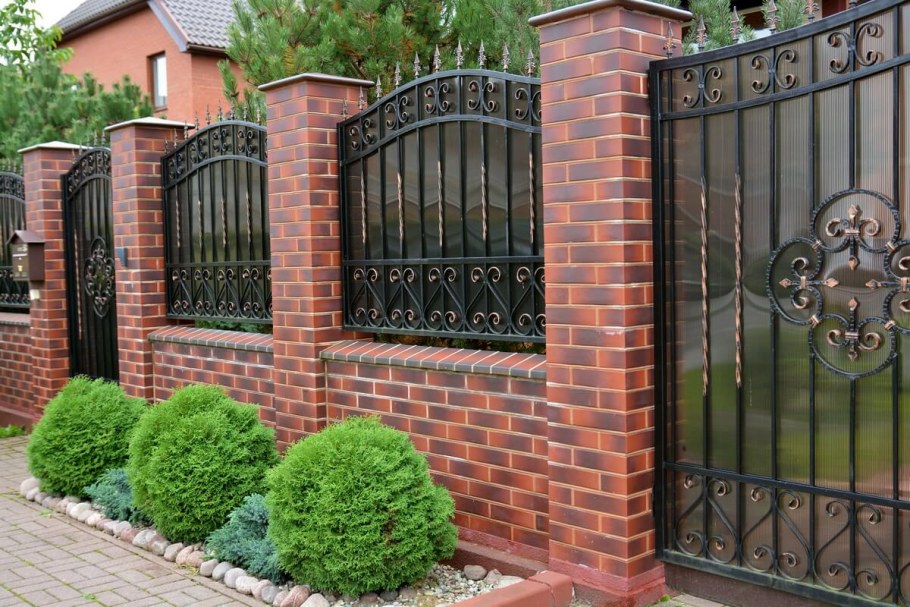 Открытый забор перед домом