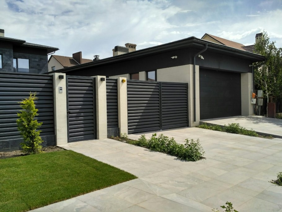 Палисадник перед забором Англия