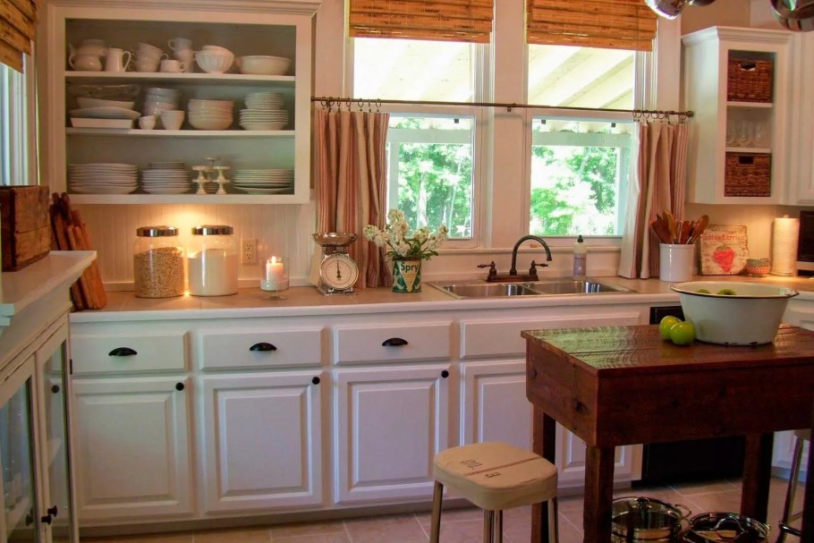 Кухня с камином в деревенском стиле