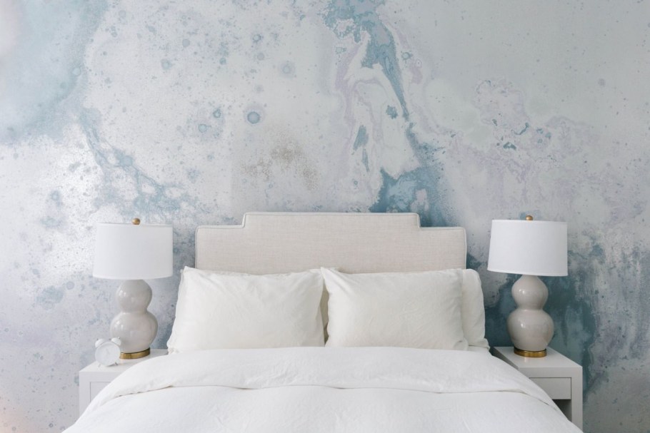 Спальня с мраморной стеной