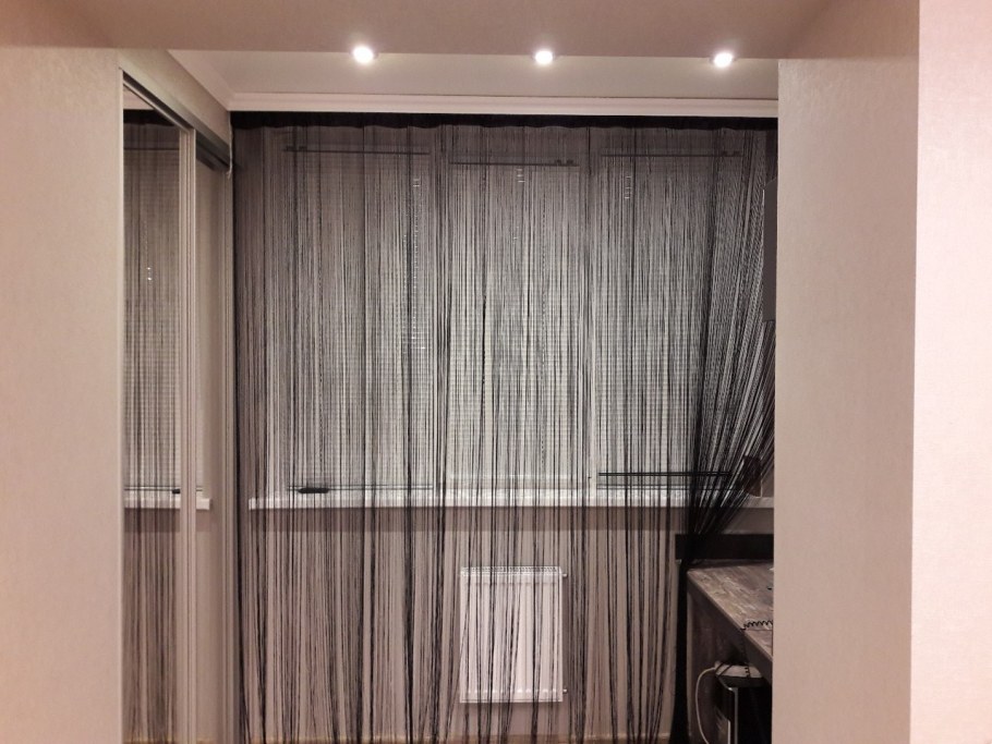 Нитевые шторы в спальне