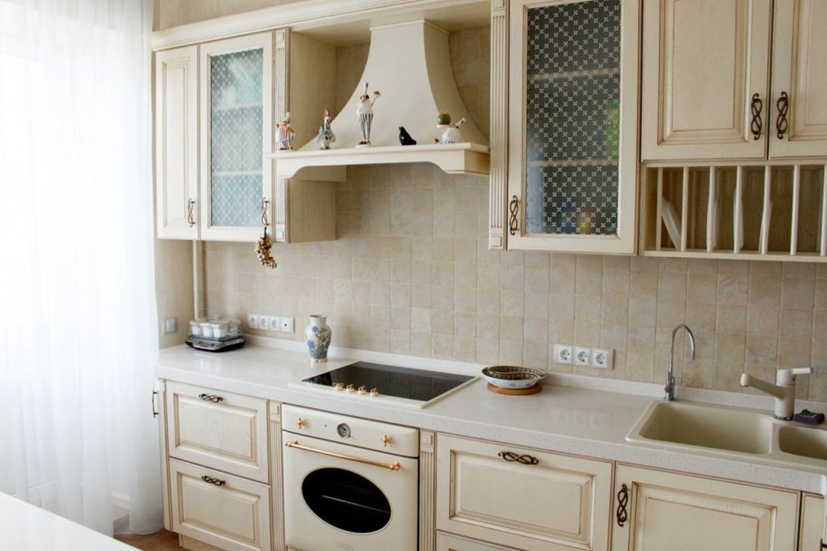 Кухня в стиле классика в малогабаритной кухне