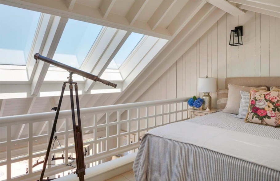 Стеллажи в интерьере квартиры