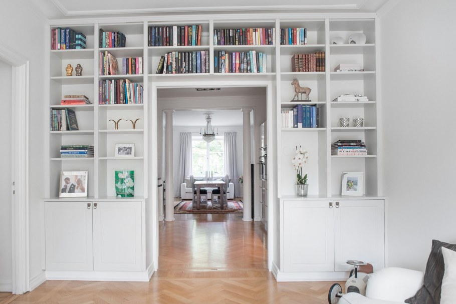 Шкаф в квартире с высокими потолками