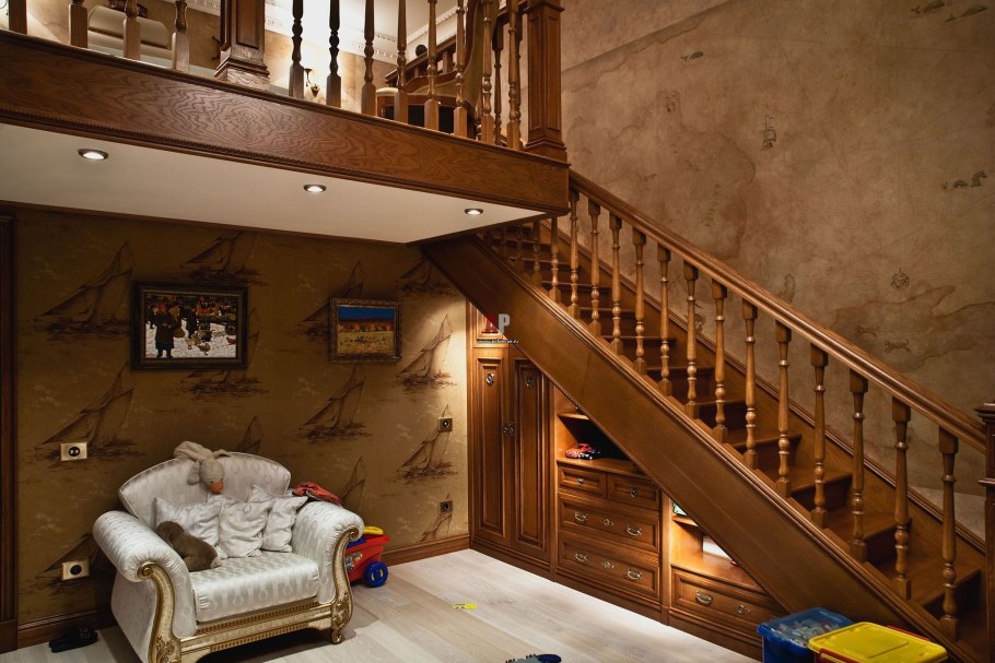 Шкафы в комнате с высокими потолками