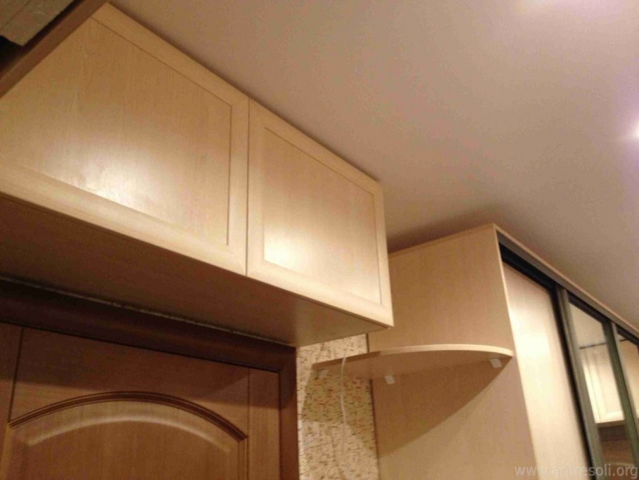 Антресоль в прихожей в современном стиле под потолком