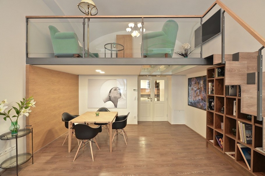 Комната с высокими потолками