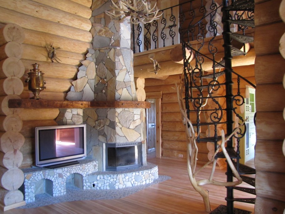 Камин в брусовом доме