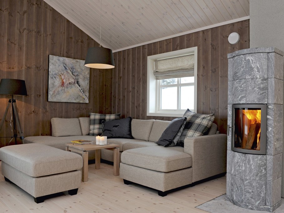 Угловой камин в загородном доме