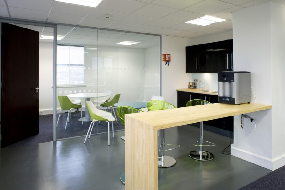 Кухонная зона в офисе