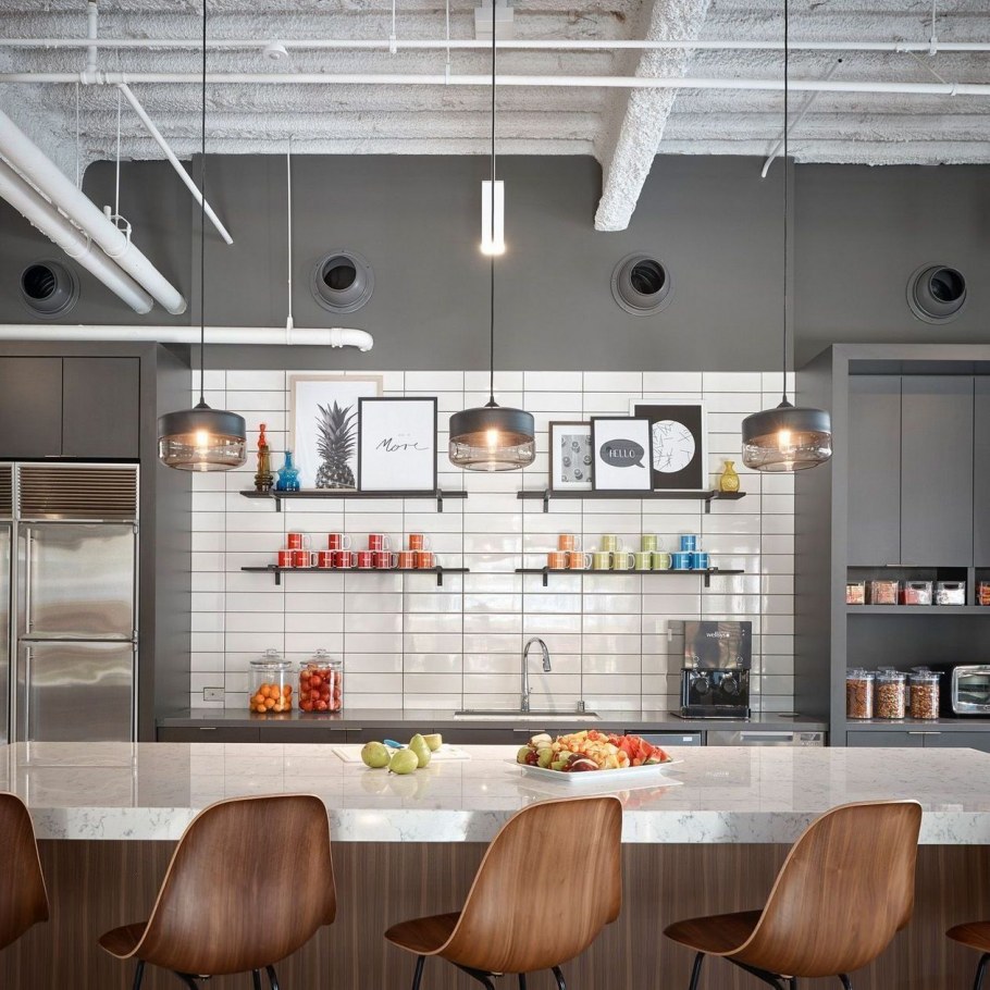 Современная кухня в офисе