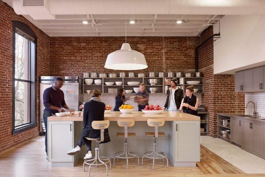 Кухня в офисе для сотрудников