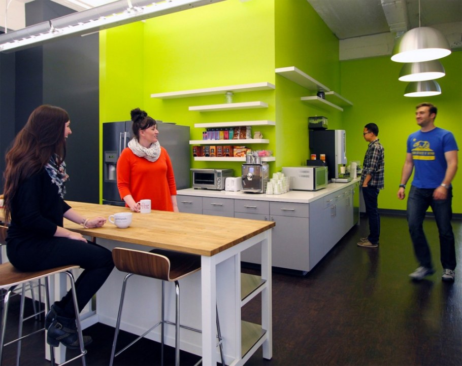 Кухня в офисе для сотрудников