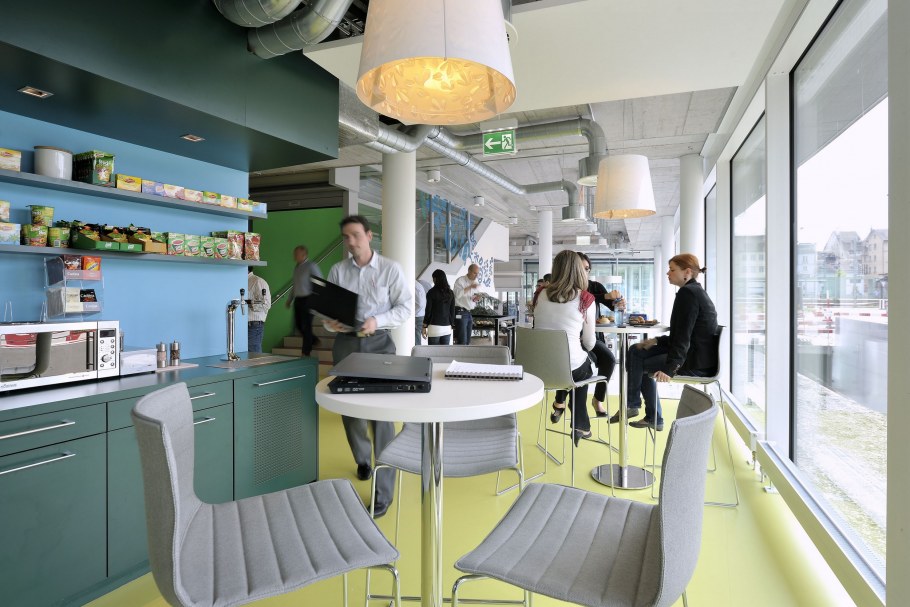 Кухня в офисе для сотрудников