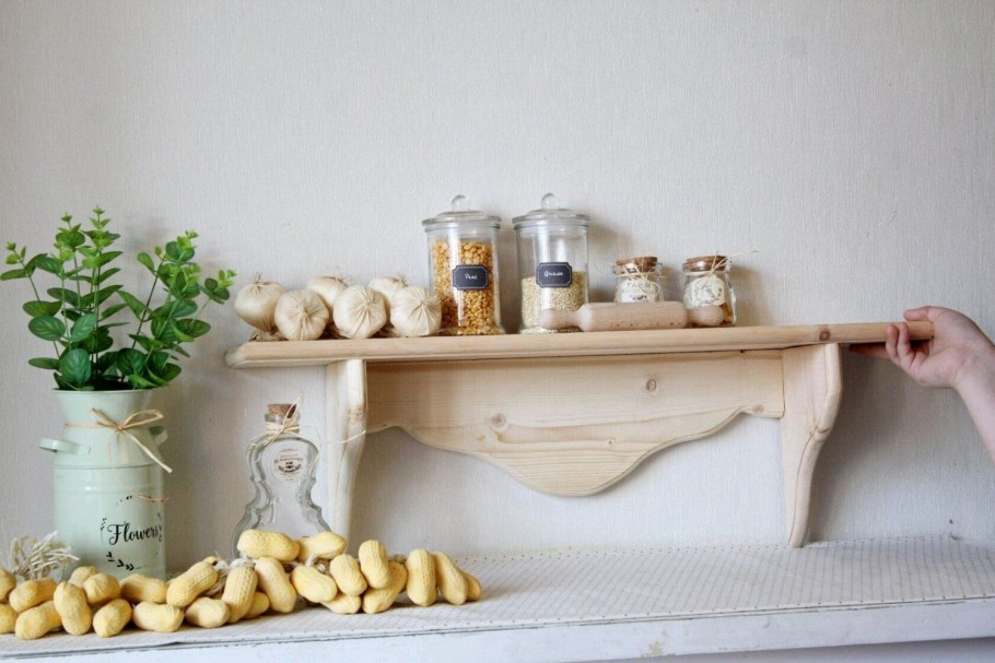 Открытые полки на кухне