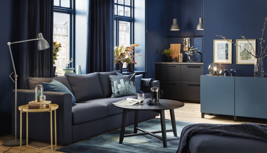 Синие стены в интерьере гостиной