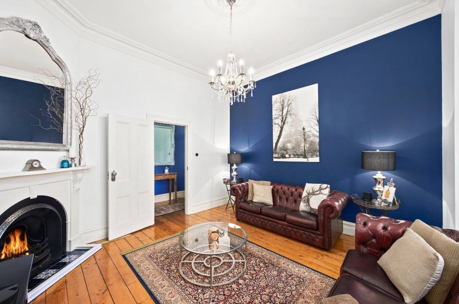 Гостиная с синим диваном