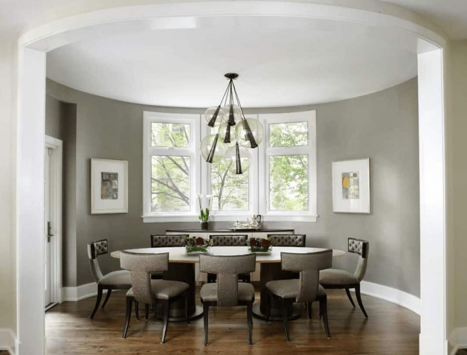 Круглый стол в комнате