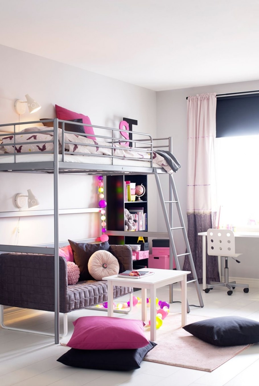 Стол-подоконник в комнате подростка