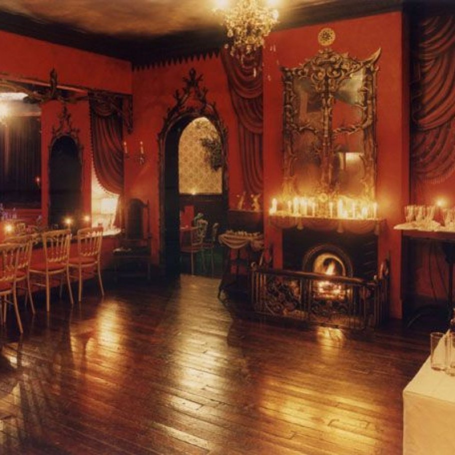 Интерьер в бордовых тонах