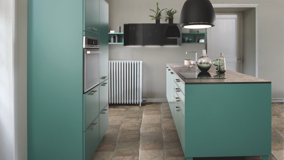 Зелёная кровать в интерьере спальни