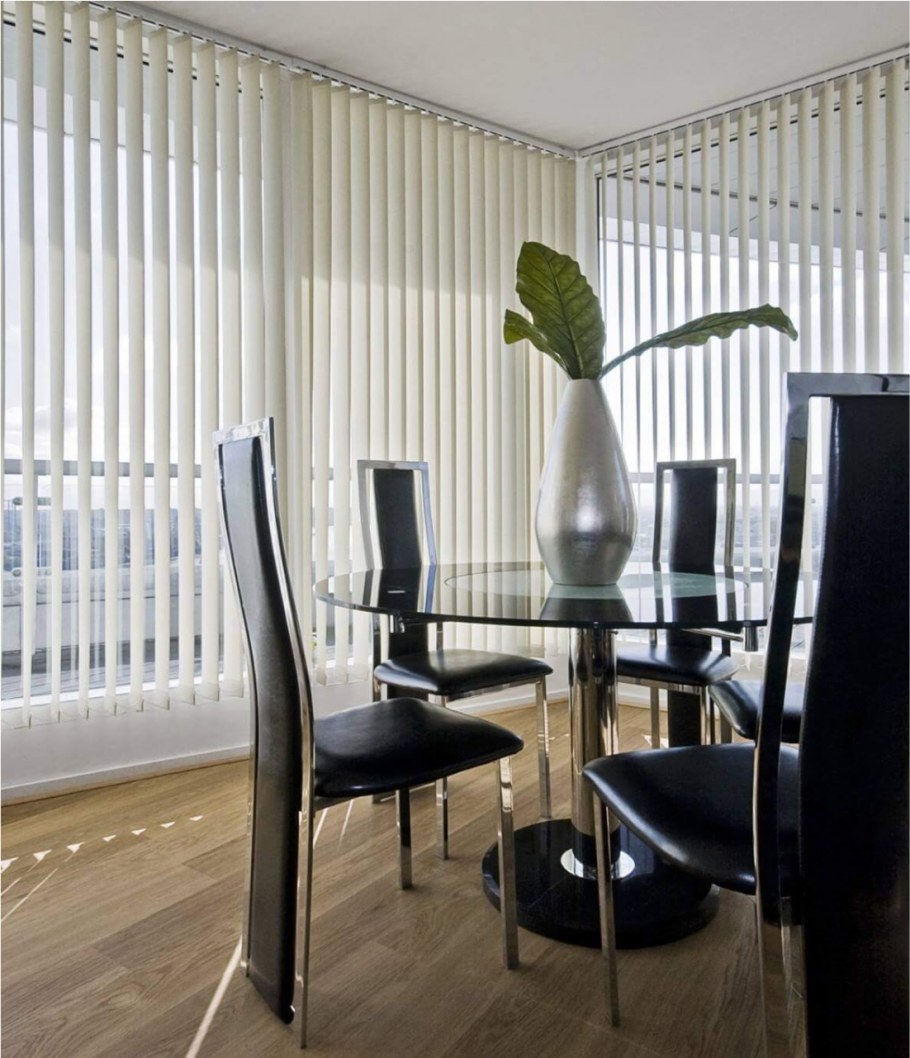 Сине фиолетовые жалюзи в интерьере