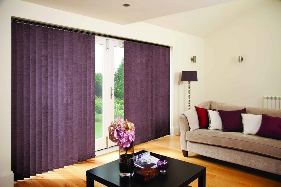 Жалюзи горизонтальные деревянные черные в интерьере