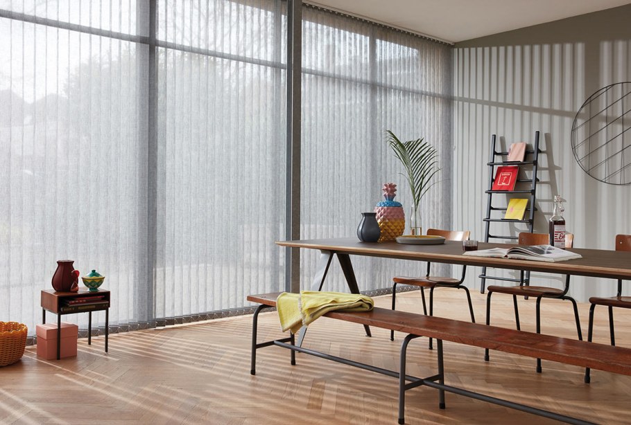 Вертикальные жалюзи в интерьере кухни-гостиной