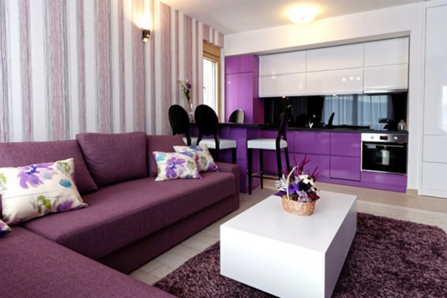 Гостиная в бело фиолетовых тонах