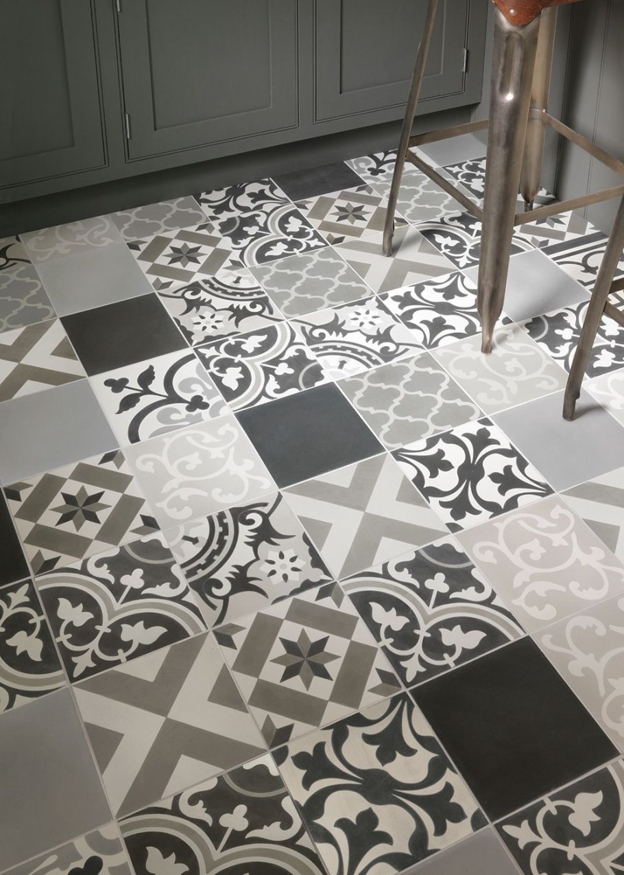 Ванная комната с черной плиткой