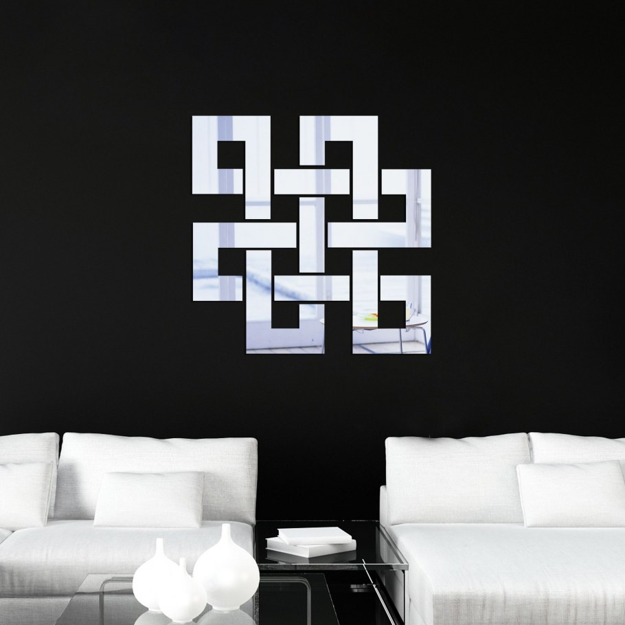 Зеркало на стене в спальне